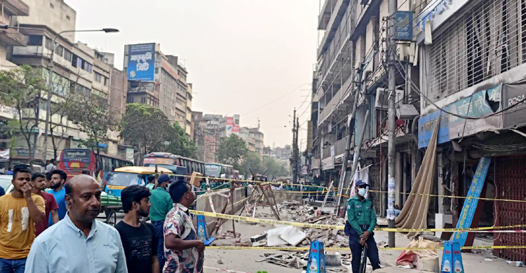 ভবনের সামনের সড়কে যান চলাচল শুরু