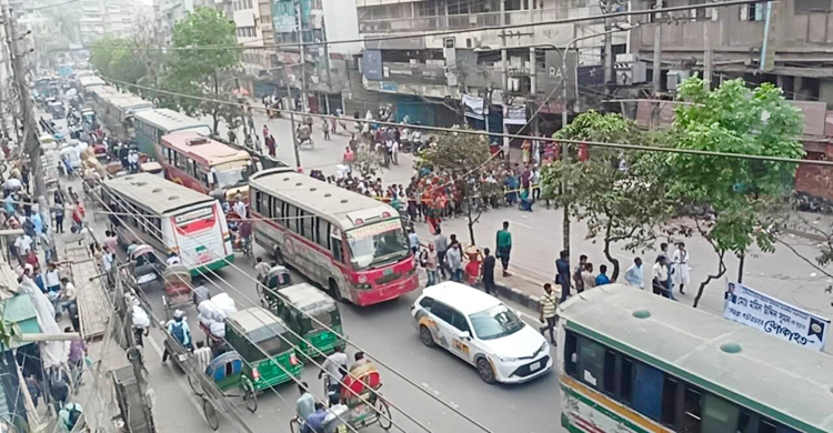 ভবনের সামনের সড়কের লেন বন্ধ থাকায় মানুষের ভোগান্তি