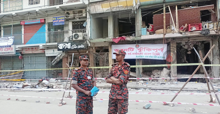 ভবনের সামনের সড়কের লেন বন্ধ থাকায় মানুষের ভোগান্তি