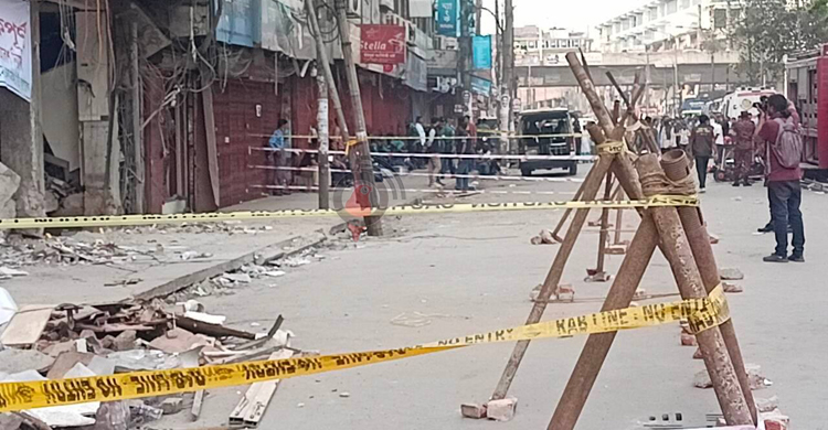 ভবনের সামনের সড়কের লেন বন্ধ থাকায় মানুষের ভোগান্তি