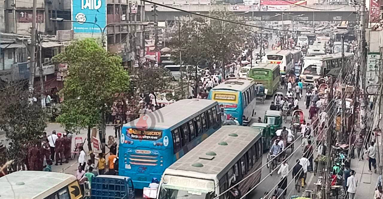 ভবনের সামনের সড়কের লেন বন্ধ থাকায় মানুষের ভোগান্তি