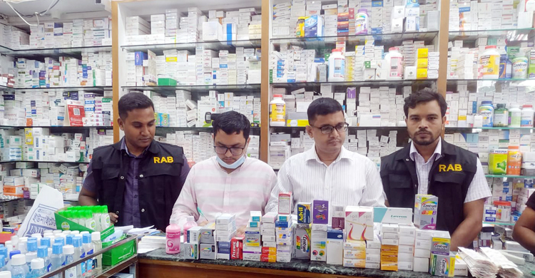 আমদানি নিষিদ্ধ ওষুধ বিক্রি করায় তিন ফার্মেসিকে ৪ লাখ টাকা জরিমানা