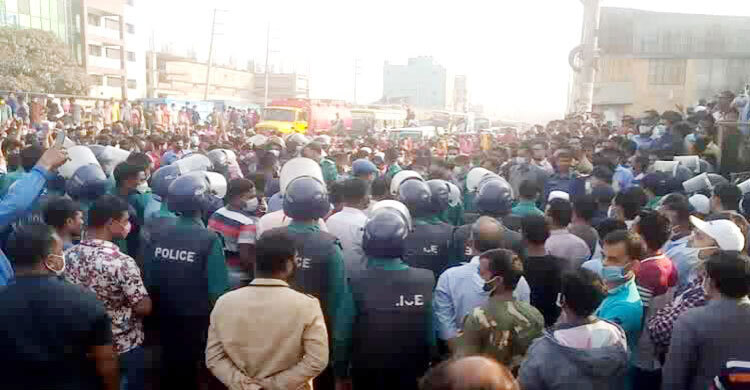 বকেয়া বেতনের দাবিতে সাড়ে ৫ ঘণ্টা মহাসড়ক অবরোধ