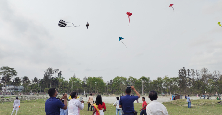ঘুড়ি উৎসবে মাতলো সবাই