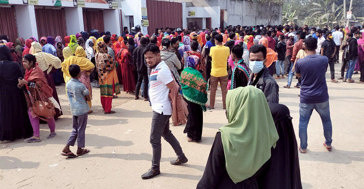 গাজীপুরে হাজিরা বোনাসের দাবিতে শ্রমিকদের সড়ক অবরোধ, গাড়ি ভাঙচুর