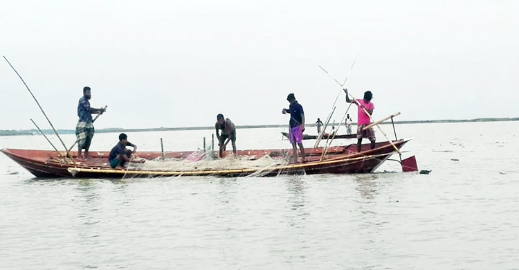 ‘অনেক দেনা হইছে, ইলিশ ধইরা শোধ করুম’