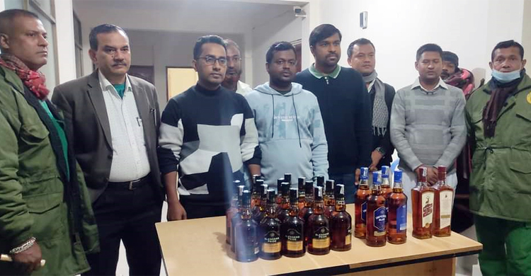 হিলিতে ভারতীয় ট্রাক থেকে মদ উদ্ধার, চালক আটক