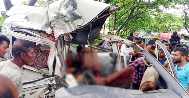 হবিগঞ্জে বাস-মাইক্রোবাস সংঘর্ষে নিহত ৪