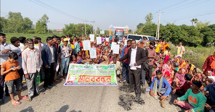 মজুরি পান না ৪ সপ্তাহ, চা শ্রমিকদের মহাসড়ক অবরোধ