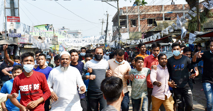 ভ্রাম্যমাণ আদালত পরিচালনার সময় স্থানীয়দের বিক্ষোভ
