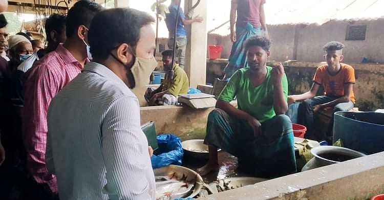 জেলি মিশ্রিত চিংড়ি বিক্রির দায়ে ব্যবসায়ীর জরিমানা