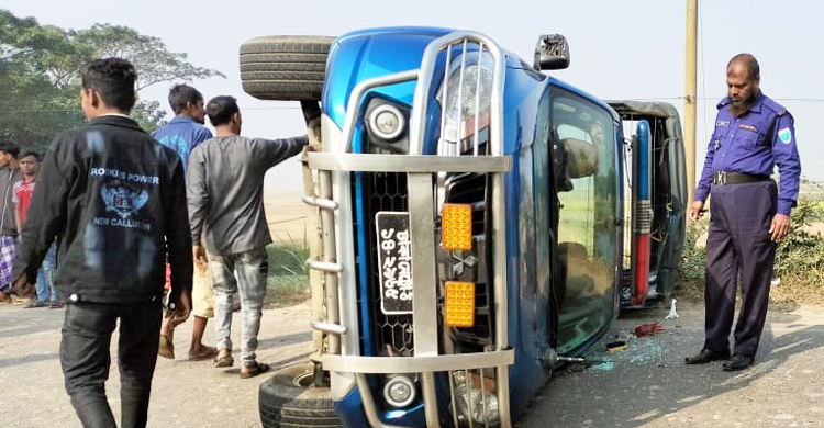 হবিগঞ্জে পুলিশের ভ্যানে মাইক্রোবাসের ধাক্কা, আহত ৪