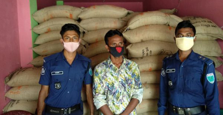 সাড়ে ৩ টন সরকারি চাল কালোবাজারে বিক্রি করে দিলেন ডিলার