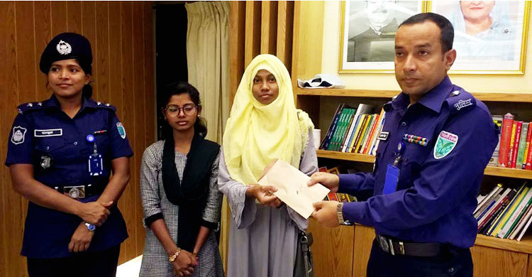 দুই ছাত্রীকে বিশ্ববিদ্যালয়ে ভর্তির টাকা দিলেন এসপি