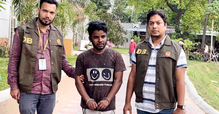 দেশি-বিদেশি ২৫০০ আইডি হ্যাক, টাকা না দিলেই ‘জঙ্গি’ বানানোর হুমকি