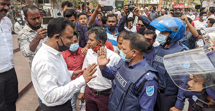 নারায়ণগঞ্জে ২৫০ হকারের বিরুদ্ধে পুলিশের মামলা