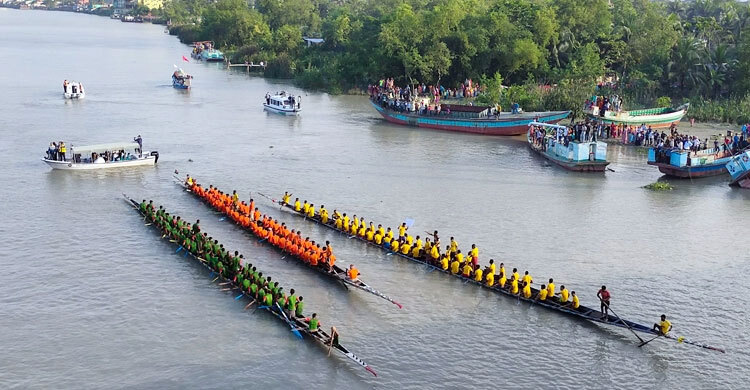 পটুয়াখালী মুক্ত দিবসে নৌকাবাইচ দেখতে ভিড়