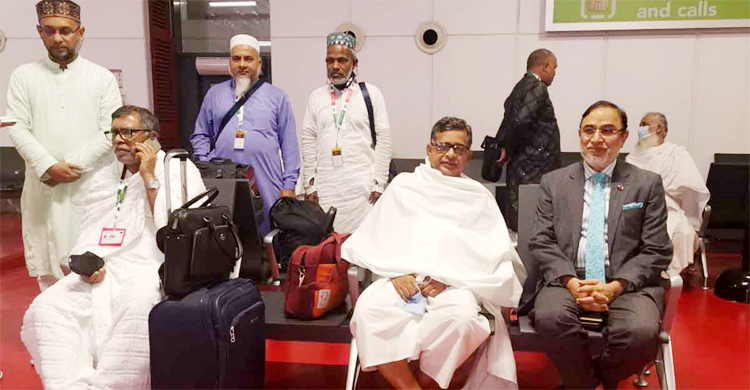 সৌদি পৌঁছেছেন স্বাস্থ্যমন্ত্রী, দুই প্রতিমন্ত্রী ও তিন সচিব