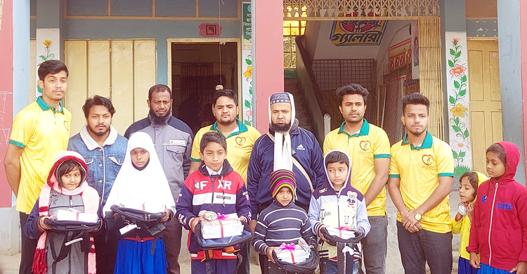 টিফিনের টাকা বাঁচিয়ে খুদে শিক্ষার্থীদের শিক্ষা উপকরণ বিতরণ