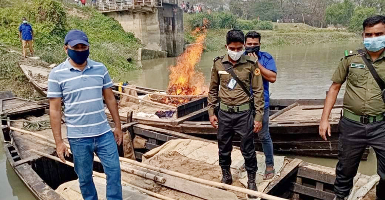 হালদায় ১২ নৌকাসহ দুই হাজার মিটার জাল জব্দ