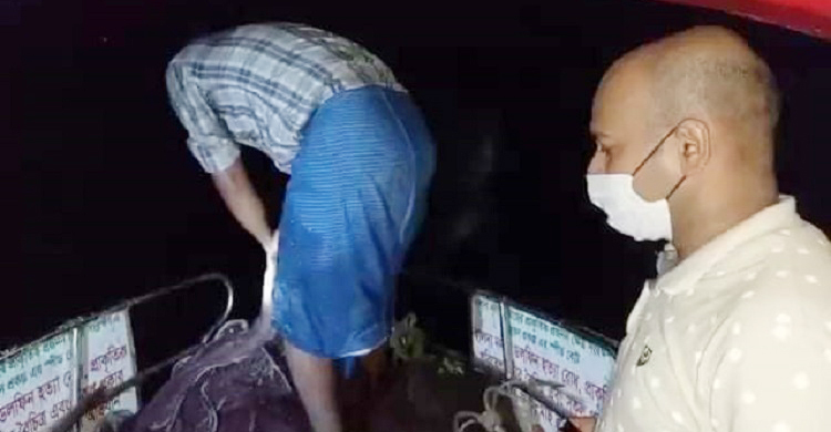 গভীর রাতে হালদায় অভিযান, এক হাজার মিটার নিষিদ্ধ জাল জব্দ