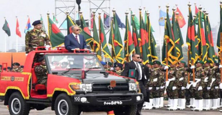 প্যারেড গ্রাউন্ডে সম্মিলিত বাহিনীর কুচকাওয়াজে হামিদ-হাসিনা-রামনাথ