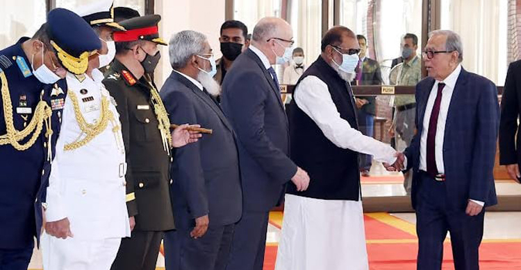 President returns home after overseas treatment