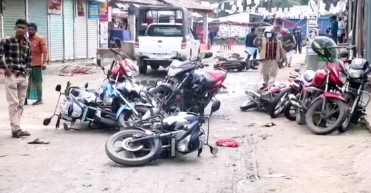 বিদ্রোহী প্রার্থীর গাড়িবহরে নৌকার সমর্থকদের হামলা, আহত ৫০
