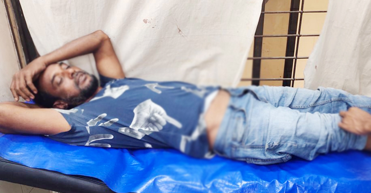 ৫ টাকার জন্য পিটিয়ে পা ভেঙে দেওয়া হলো অটোরিকশা চালকের