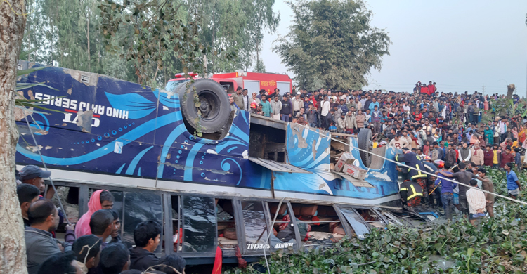 নিয়ন্ত্রণ হারিয়ে পুকুরে যাত্রীবাহী হানিফ পরিবহন