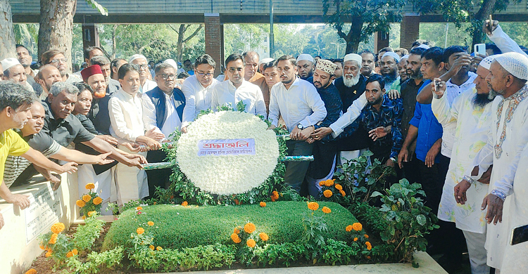 মেয়র হানিফের কবরে সর্বস্তরের মানুষের শ্রদ্ধা