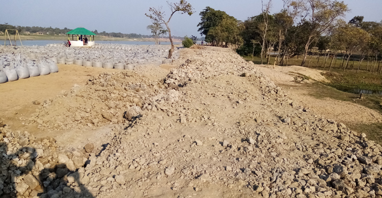 হাওরজুড়ে বাঁধ নিয়ে ক্ষুব্ধ কৃষকরা