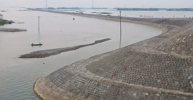হাওরে ৮০৩ কি.মি. বাঁধ নির্মাণ করা হচ্ছে
