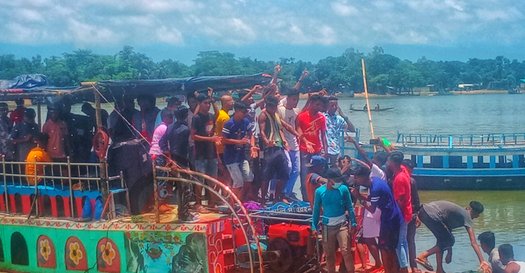 ‘গান বাজিয়ে’ টাঙ্গুয়ার হাওরে ছুটছে পর্যটক