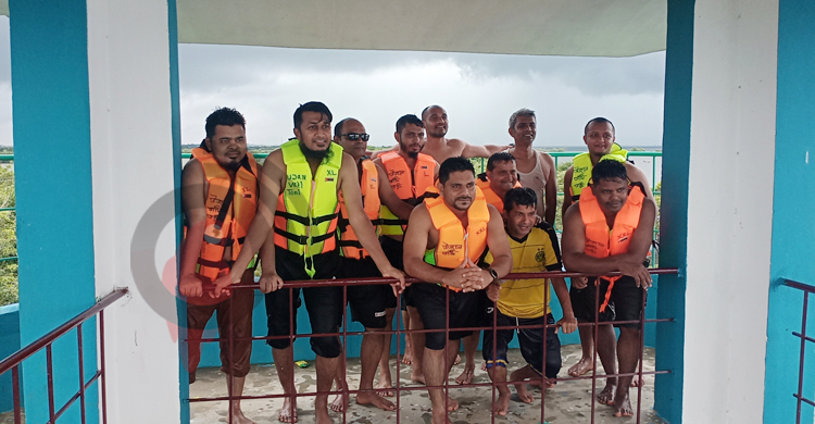 নিষেধাজ্ঞা অমান্য করে টাঙ্গুয়ার হাওরে পর্যটকের মেলা