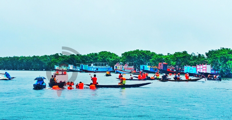 নিষেধাজ্ঞা অমান্য করে টাঙ্গুয়ার হাওরে পর্যটকের মেলা