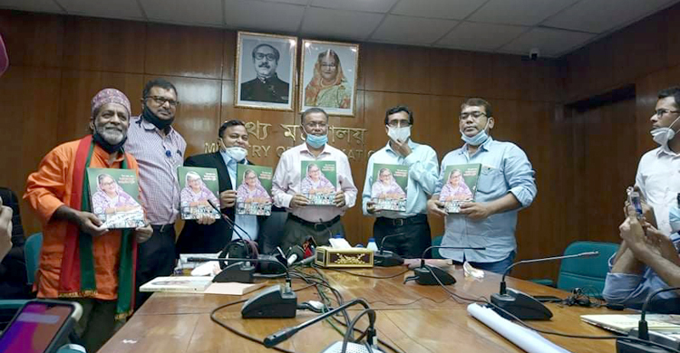 প্রধানমন্ত্রীকে নিয়ে লেখা ২টি বইয়ের মোড়ক উন্মোচন