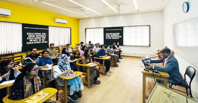 ব্যস্ততার মাঝেও বিশ্ববিদ্যালয়ে ক্লাস নেন হাছান মাহমুদ