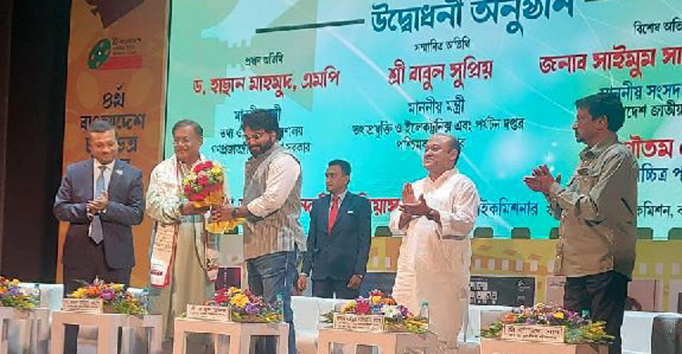 কাঁটাতারের বেড়া দুই বাংলার মানুষের বন্ধন ছিন্ন করতে পারেনি