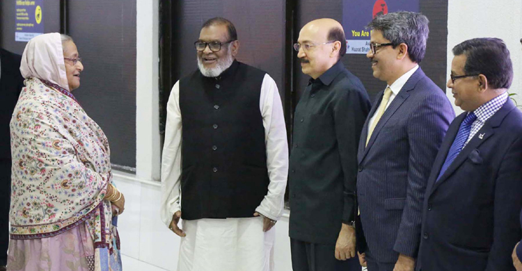 দেশে ফিরেছেন প্রধানমন্ত্রী