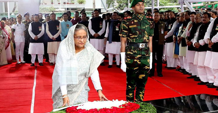 বঙ্গবন্ধুর প্রতিকৃতিতে প্রধানমন্ত্রীর শ্রদ্ধা