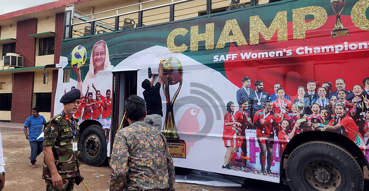 মেয়েদের বরণে ছাদখোলা বাসে ফুটবল হাতে প্রধানমন্ত্রী