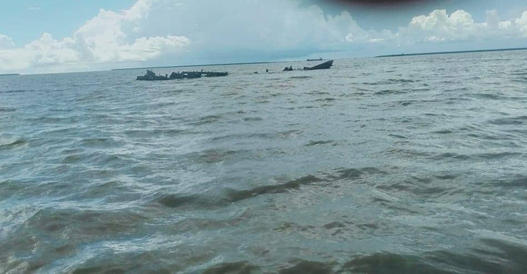 হাতিয়ায় লবণবোঝাই ট্রলারডুবি, ৭ মাঝিমাল্লা উদ্ধার