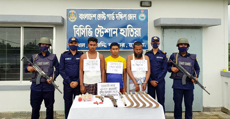 হাতিয়ায় অস্ত্রসহ ৩ ডাকাত আটক