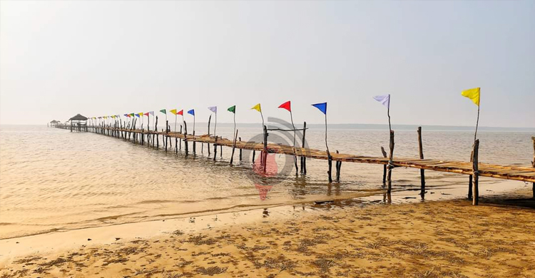 নিঝুম দ্বীপের বাড়তি আকর্ষণ ৮শ মিটার কাঠের সেতু