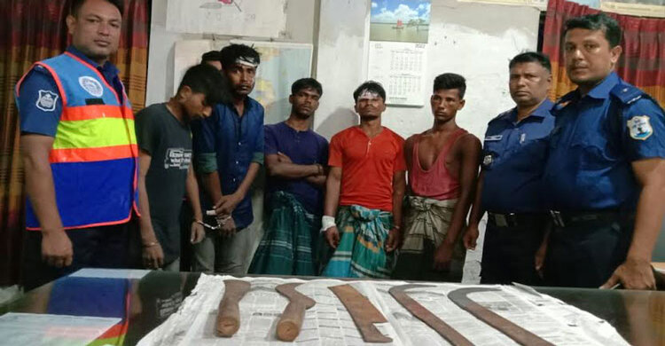 হাতিয়ায় মাছ ধরার ট্রলার অপহরণ, অস্ত্রসহ ৫ জলদস্যু আটক