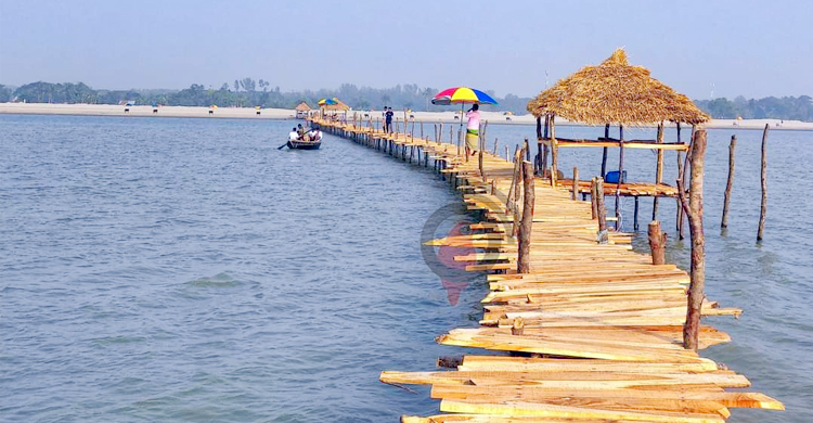 নিঝুম দ্বীপের বাড়তি আকর্ষণ ৮শ মিটার কাঠের সেতু