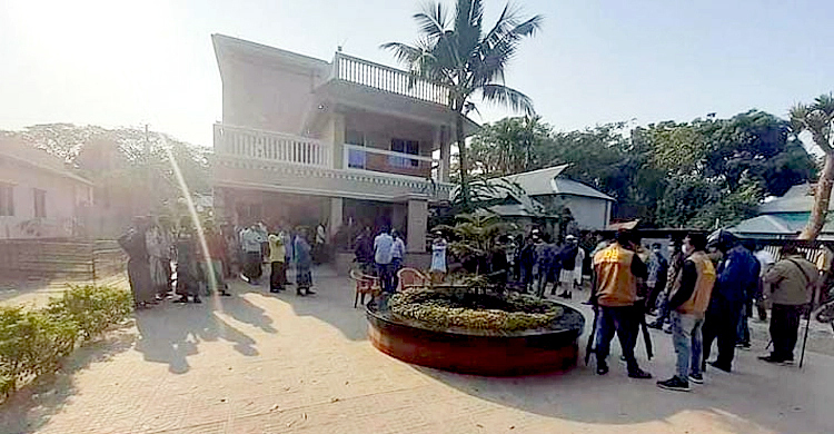 কিশোরগঞ্জে এসি-ল্যান্ড লাঞ্ছনায় জড়িতদের শাস্তি দাবি