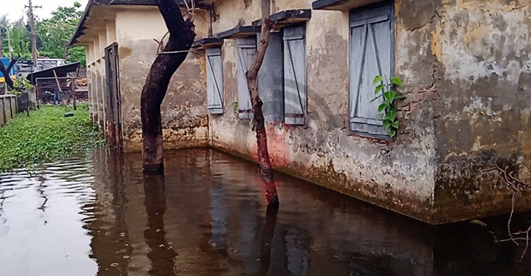 সারাবছরই হাঁটুজল থাকে এনায়েতনগর স্বাস্থ্যকেন্দ্রে
