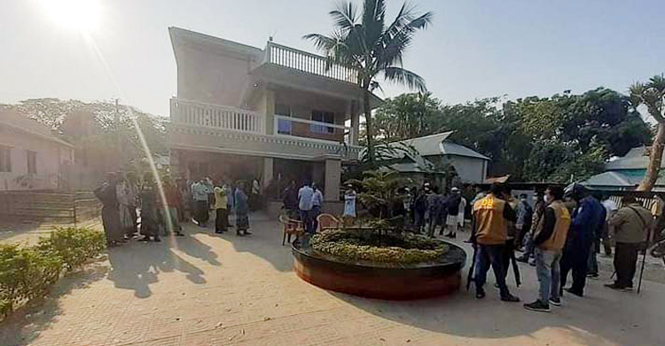 স্বাস্থ্যসচিবের বাড়িতে হামলা, এসিল্যান্ড লাঞ্চিত